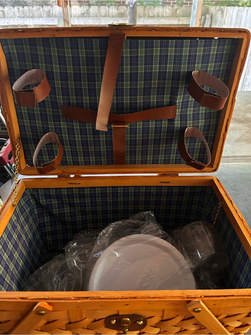 Vintage Picnic Basket With Dinnerware Service for 6 - Picture 2 of 16